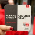 Bierdeckel mit Slogan Gleiches Geld für gleiche Arbeit